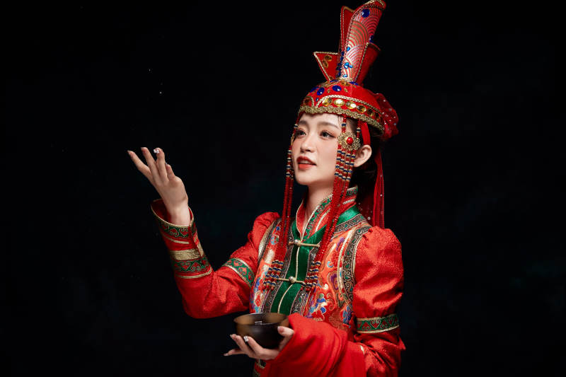 穿着蒙古族服饰的亚洲青年女性图片