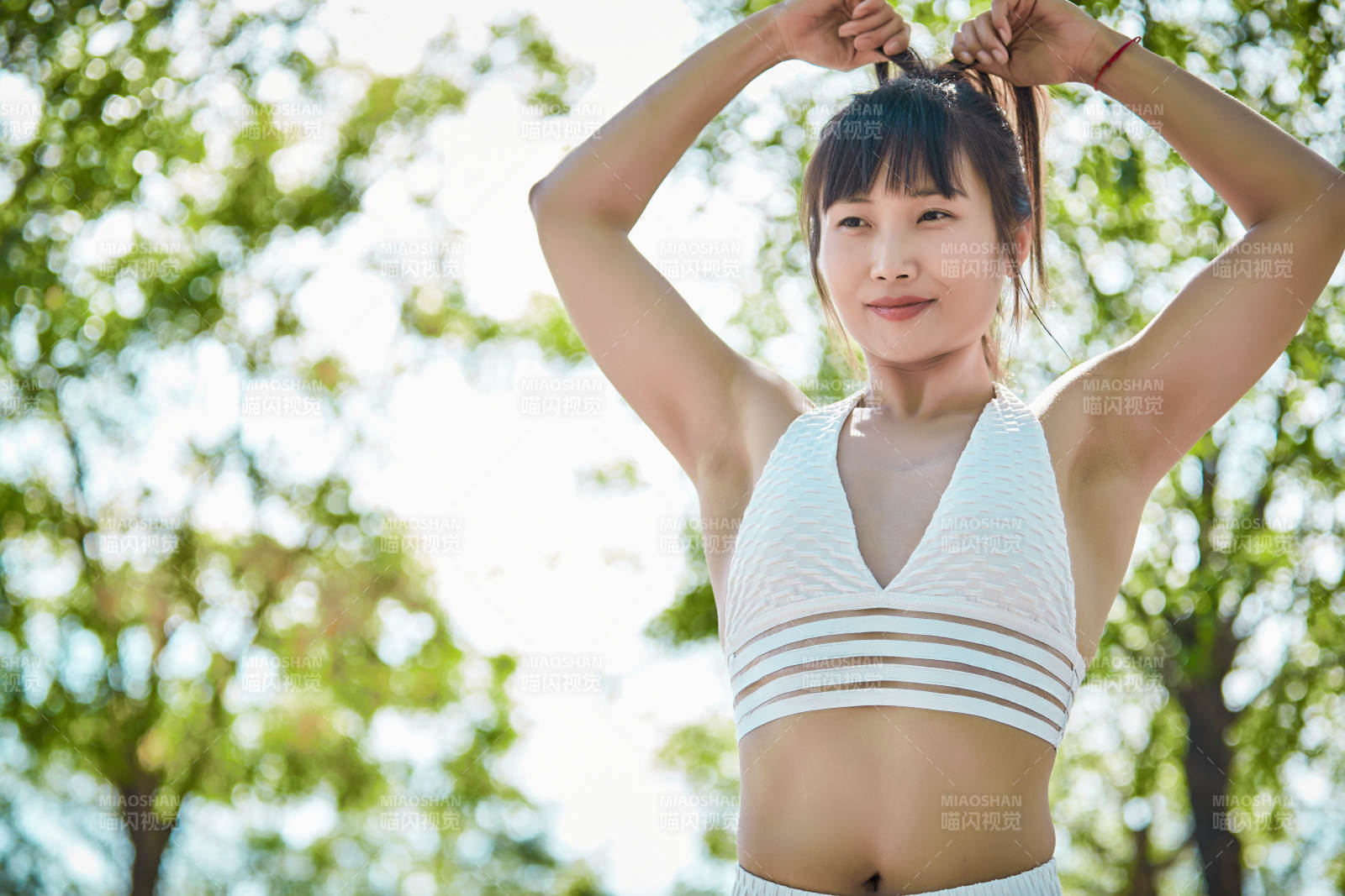 湖畔公园做瑜伽动作的亚洲年轻女性图片