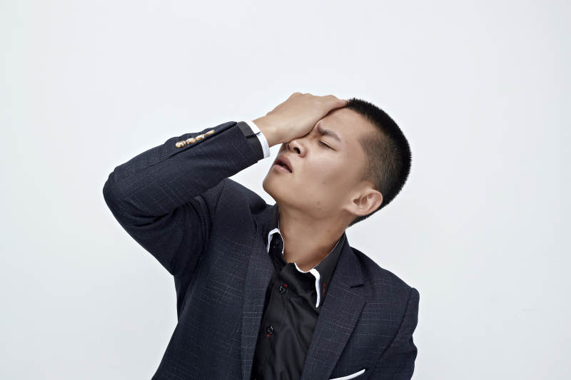 白色背景下的商务男士形象图片