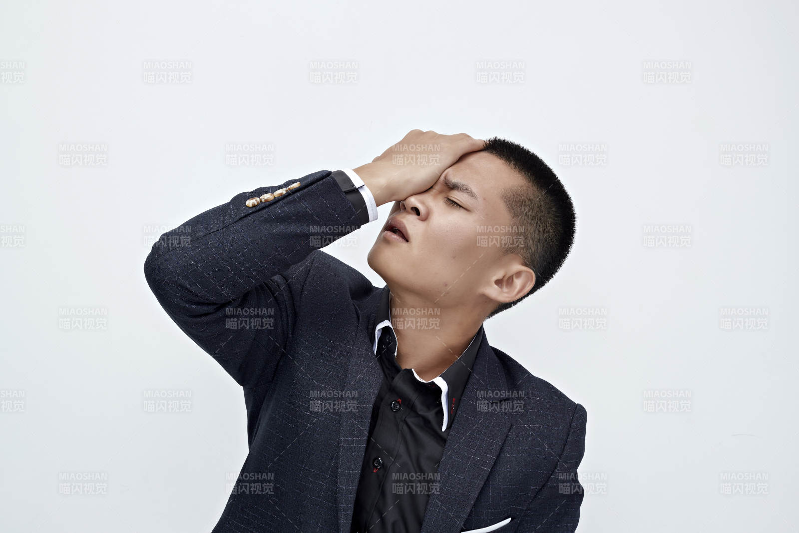 白色背景下的商务男士形象图片