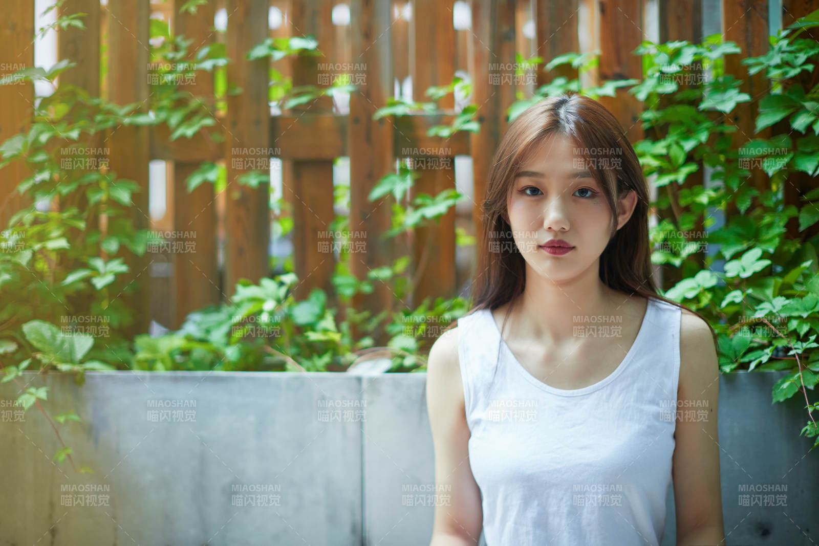 院子里坐在长椅上阅读书籍的亚洲长发少女图片