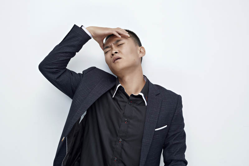 白色背景下的商务男士形象图片