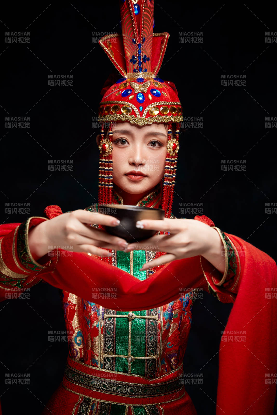 穿着蒙古族服饰的亚洲青年女性图片