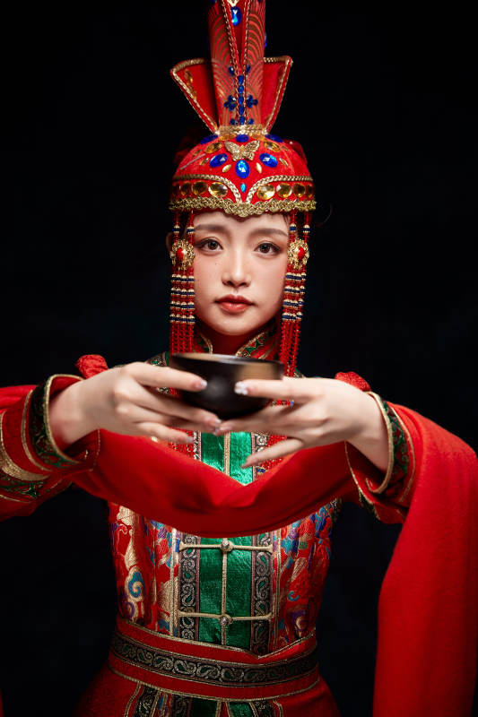 穿着蒙古族服饰的亚洲青年女性图片