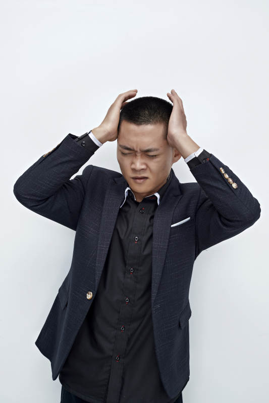 白色背景下的商务男士形象图片