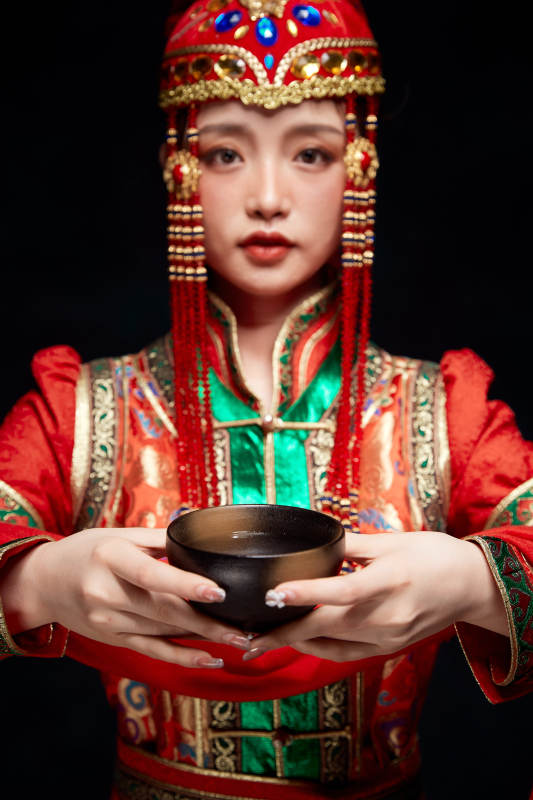 穿着蒙古族服饰的亚洲青年女性图片