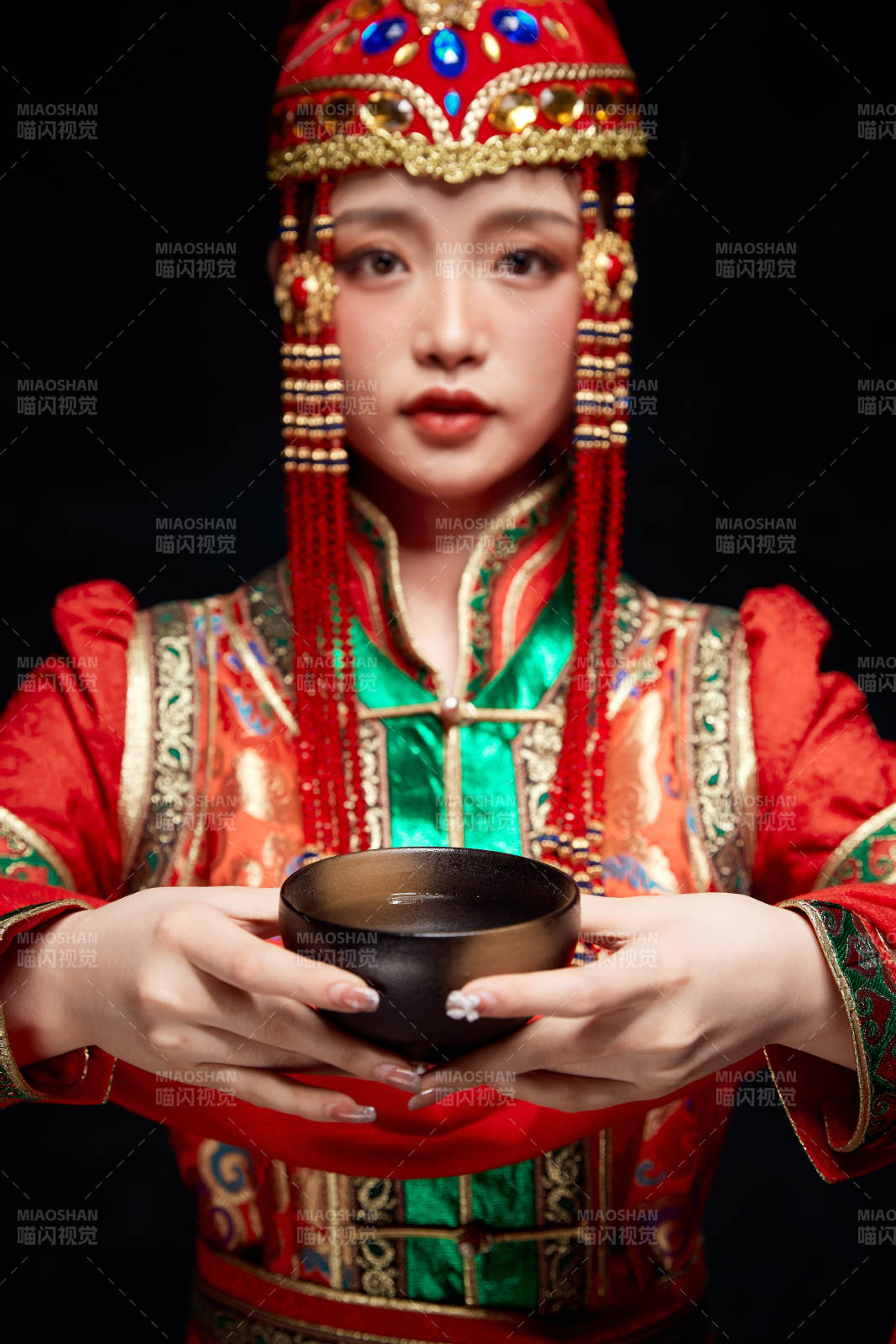 穿着蒙古族服饰的亚洲青年女性图片