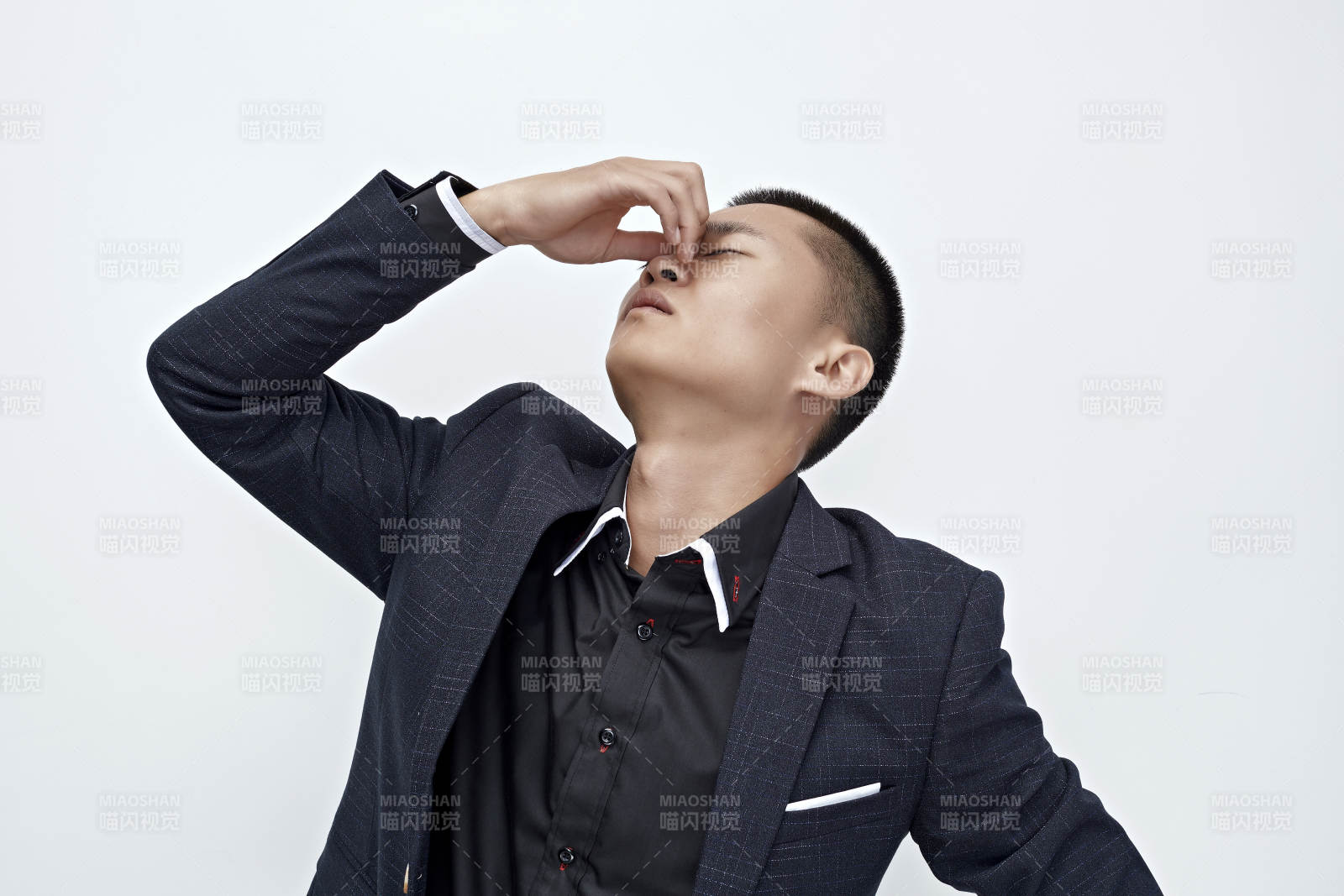 白色背景下的商务男士形象图片