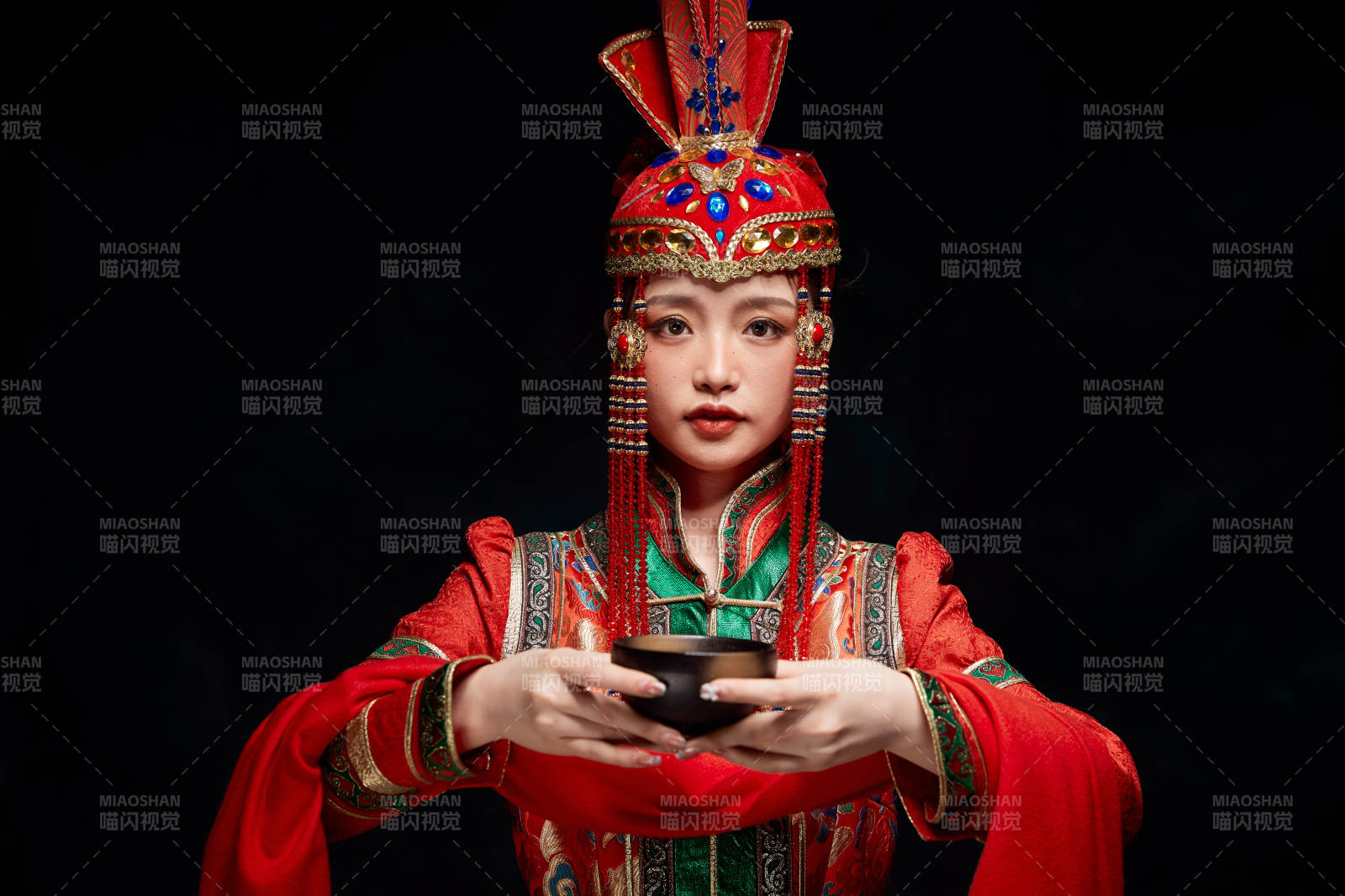 穿着蒙古族服饰的亚洲青年女性图片