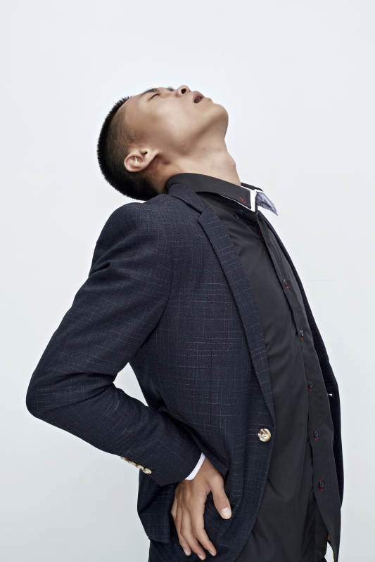 白色背景下的商务男士形象图片