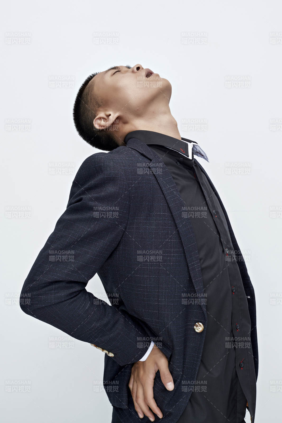 白色背景下的商务男士形象图片