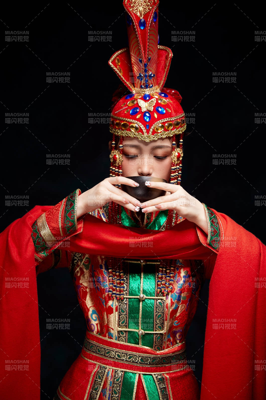 穿着蒙古族服饰的亚洲青年女性图片