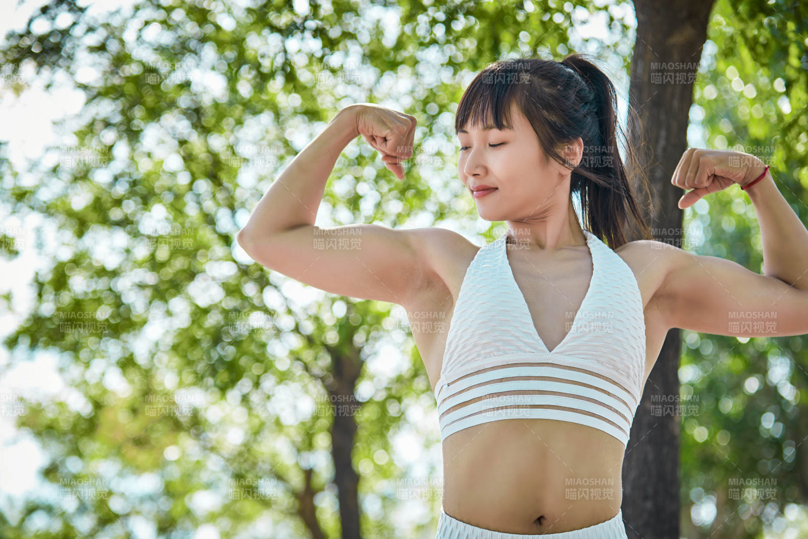 湖畔公园做瑜伽动作的亚洲年轻女性图片