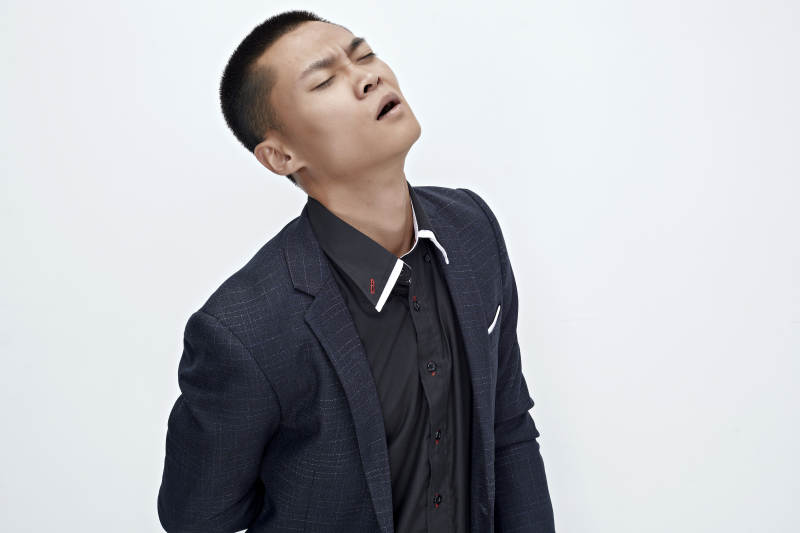 白色背景下的商务男士形象图片