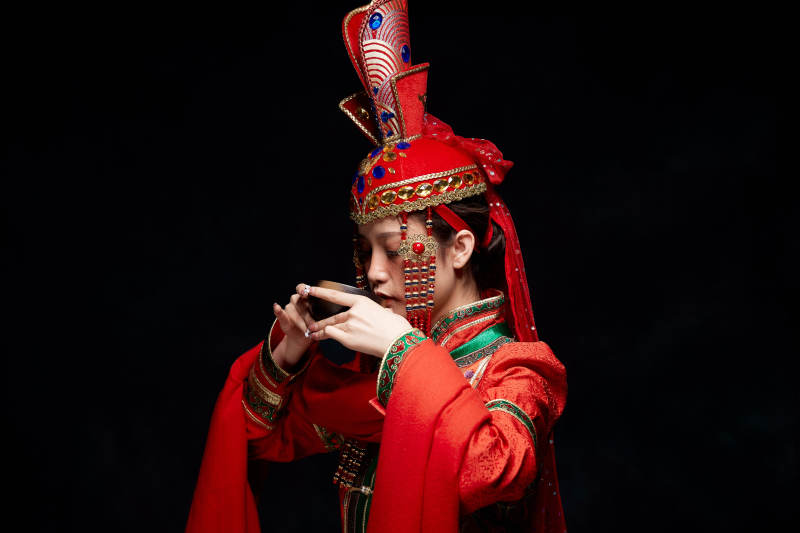 穿着蒙古族服饰的亚洲青年女性图片