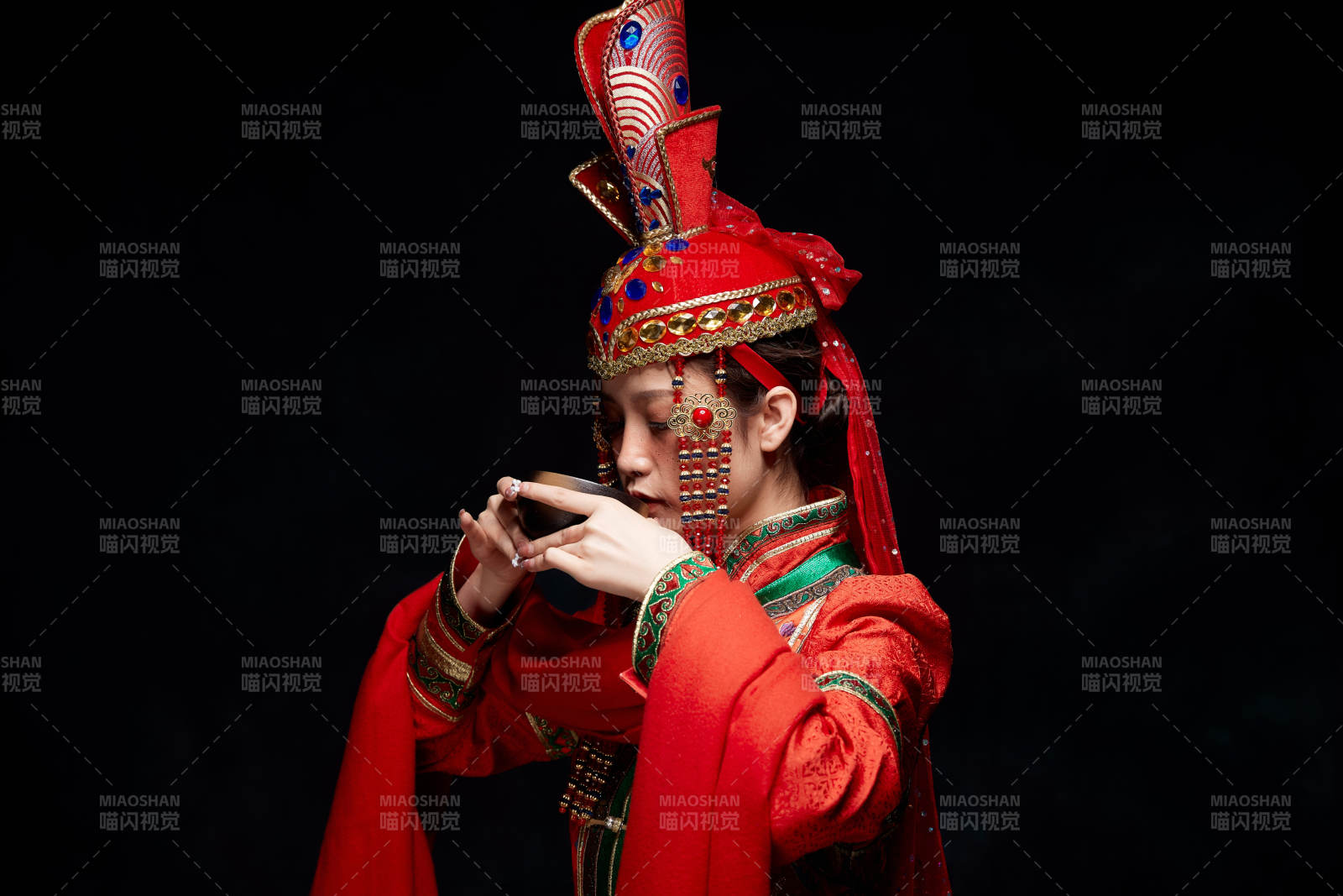 穿着蒙古族服饰的亚洲青年女性图片