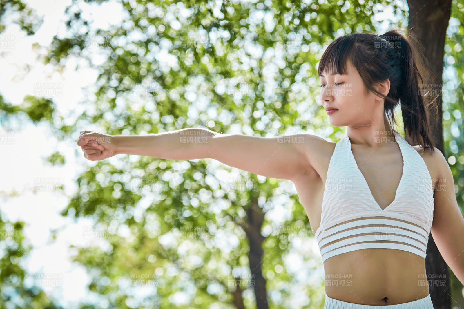湖畔公园做瑜伽动作的亚洲年轻女性图片