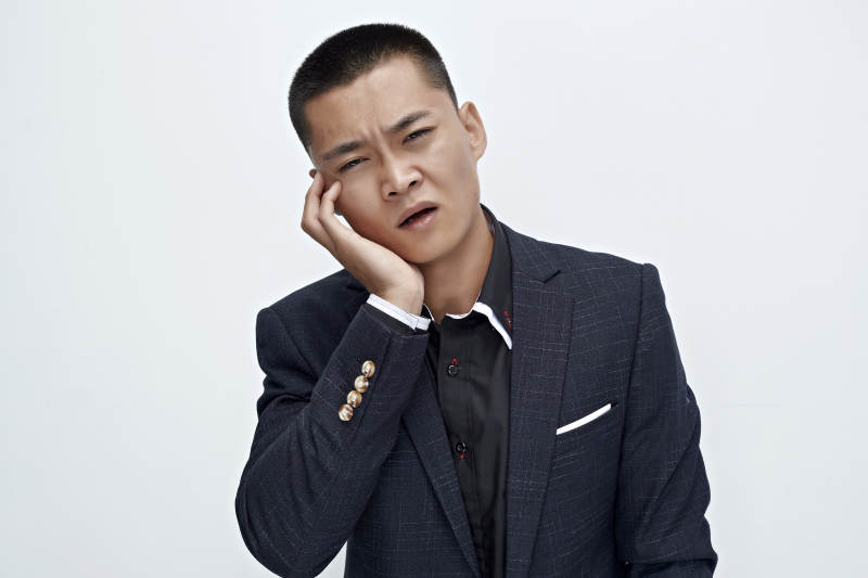 白色背景下的商务男士形象图片