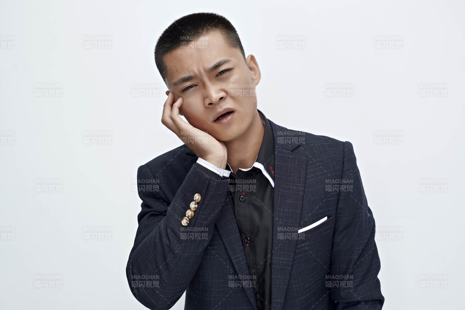 白色背景下的商务男士形象图片