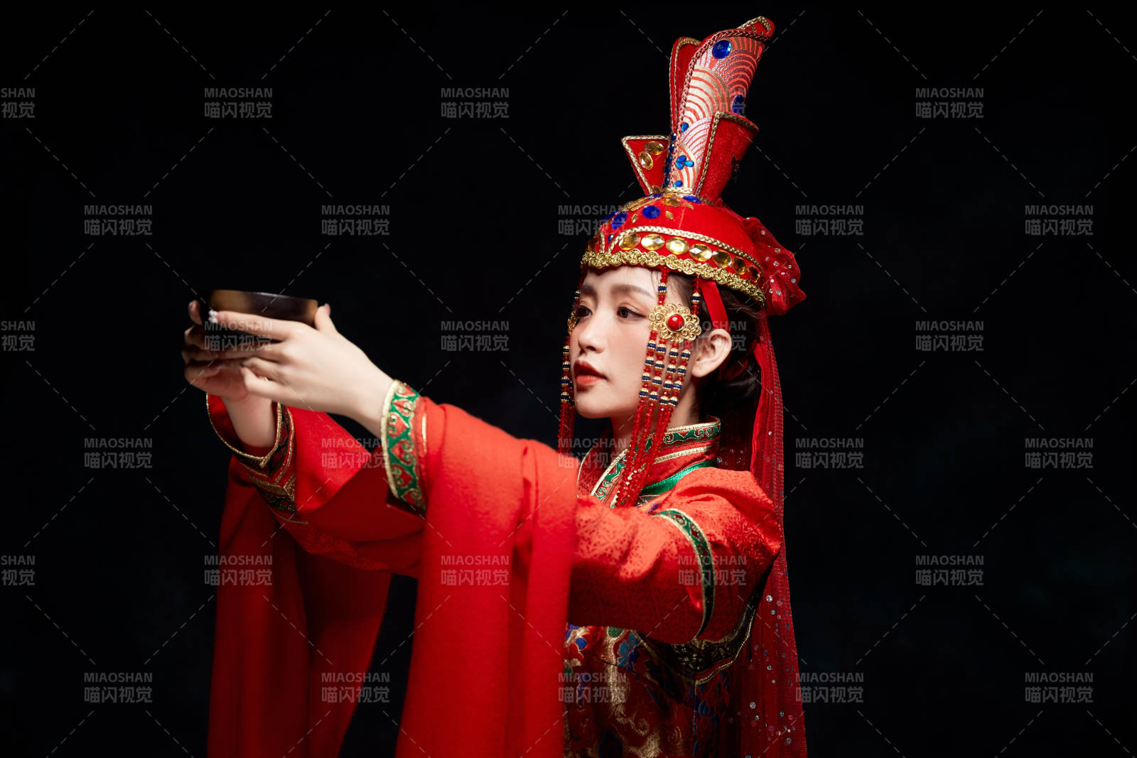 穿着蒙古族服饰的亚洲青年女性图片