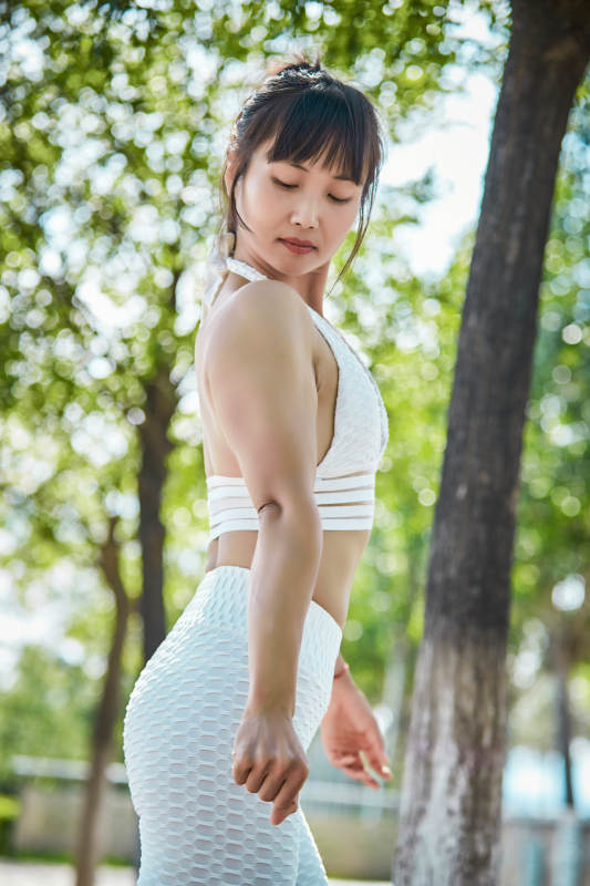 湖畔公园做瑜伽动作的亚洲年轻女性图片