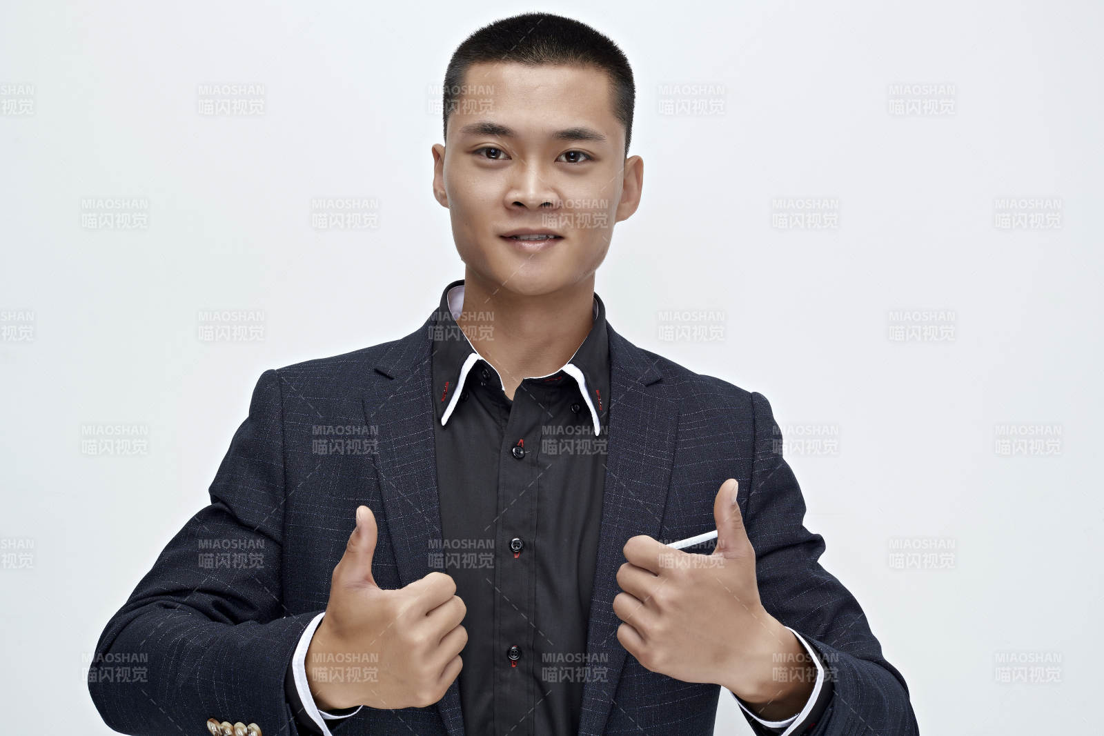 白色背景下的商务男士形象图片