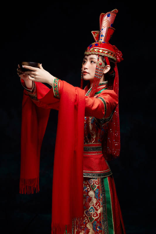 穿着蒙古族服饰的亚洲青年女性图片