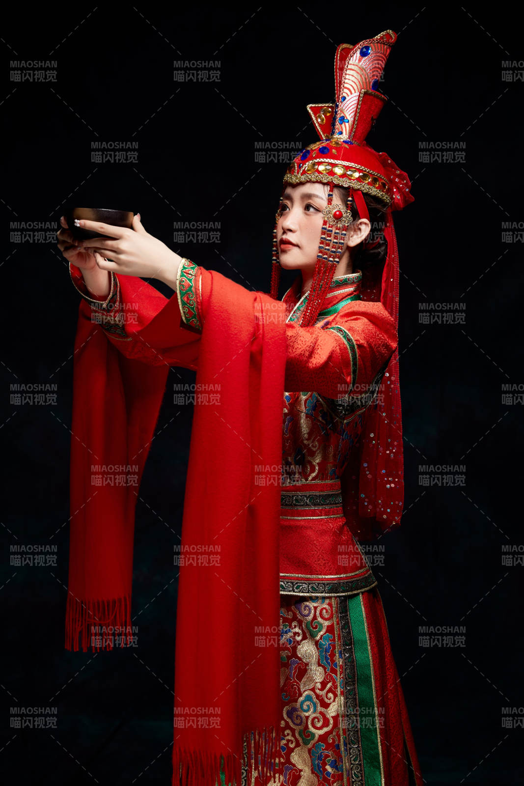 穿着蒙古族服饰的亚洲青年女性图片