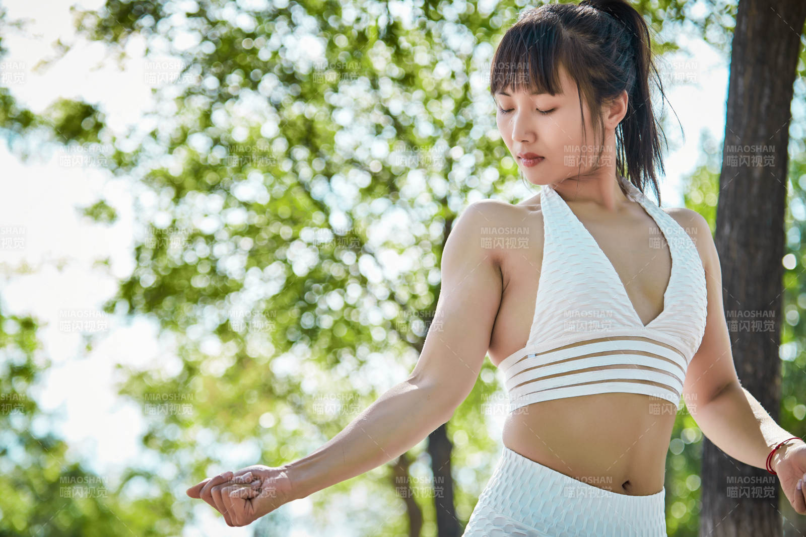 湖畔公园做瑜伽动作的亚洲年轻女性图片