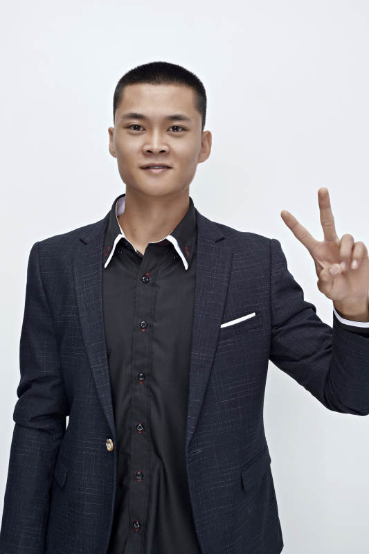 白色背景下的商务男士形象图片