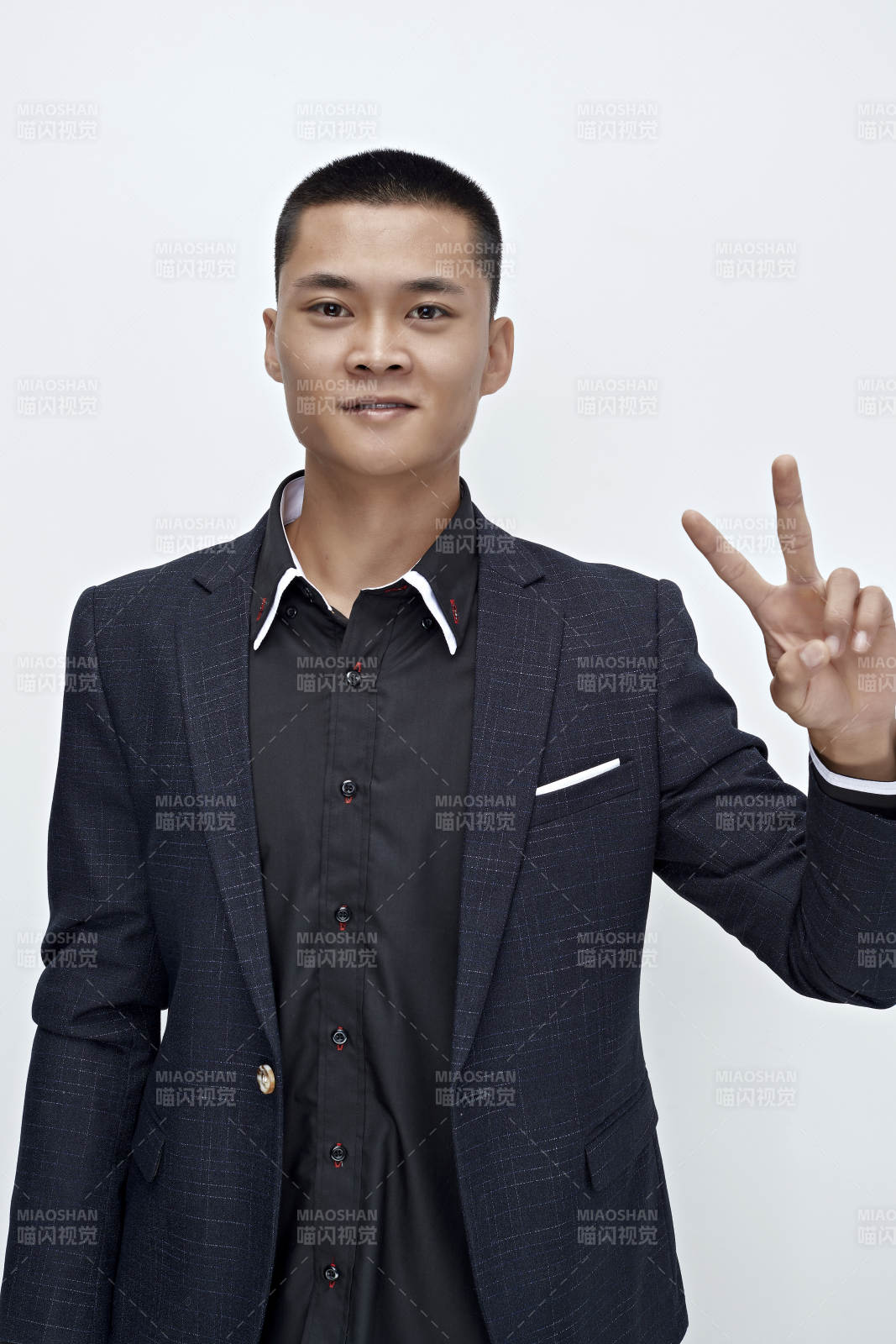 白色背景下的商务男士形象图片