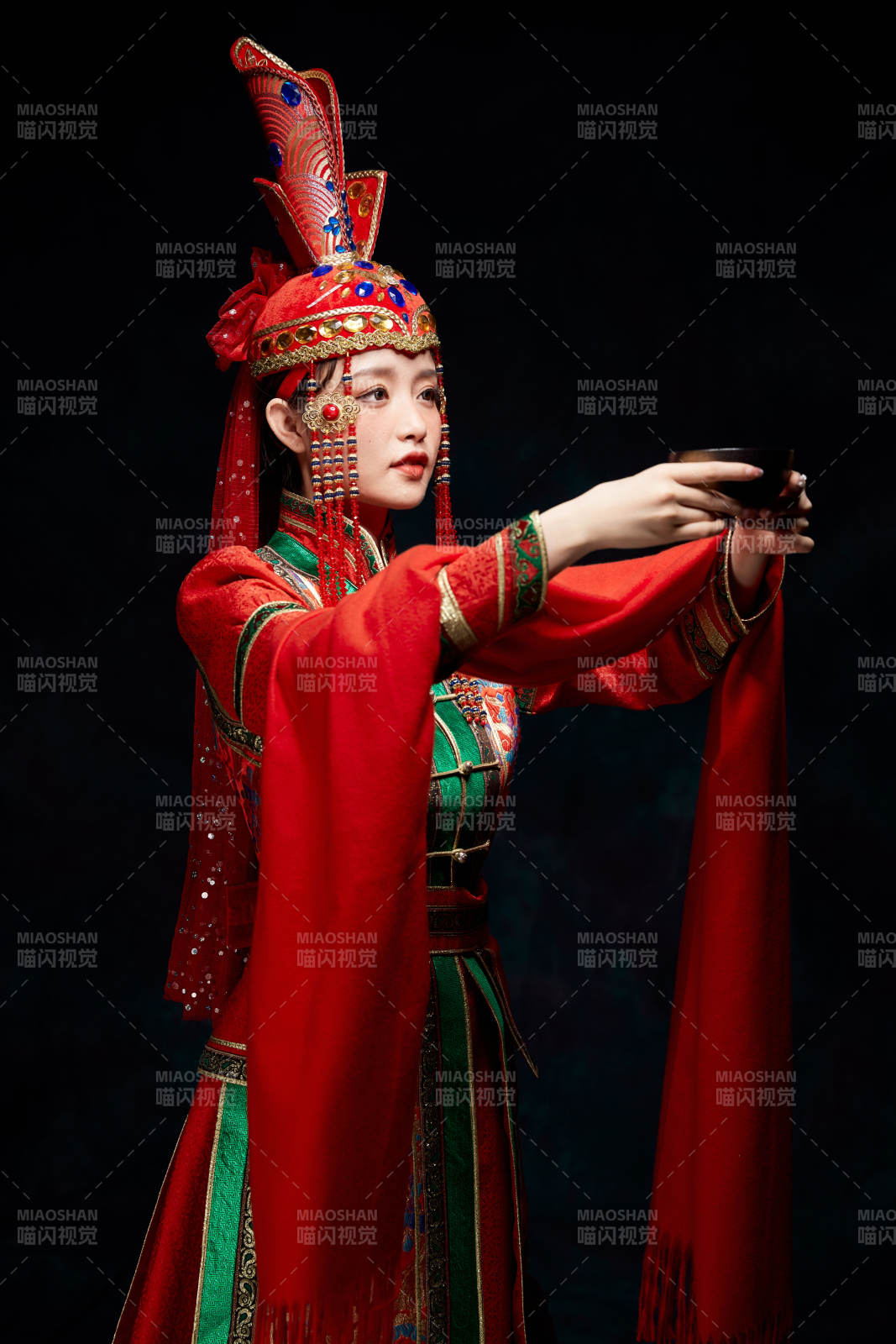 穿着蒙古族服饰的亚洲青年女性图片