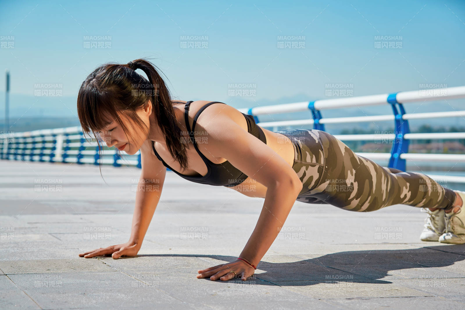 户外河畔公园做拉伸有氧运动的亚洲女性图片