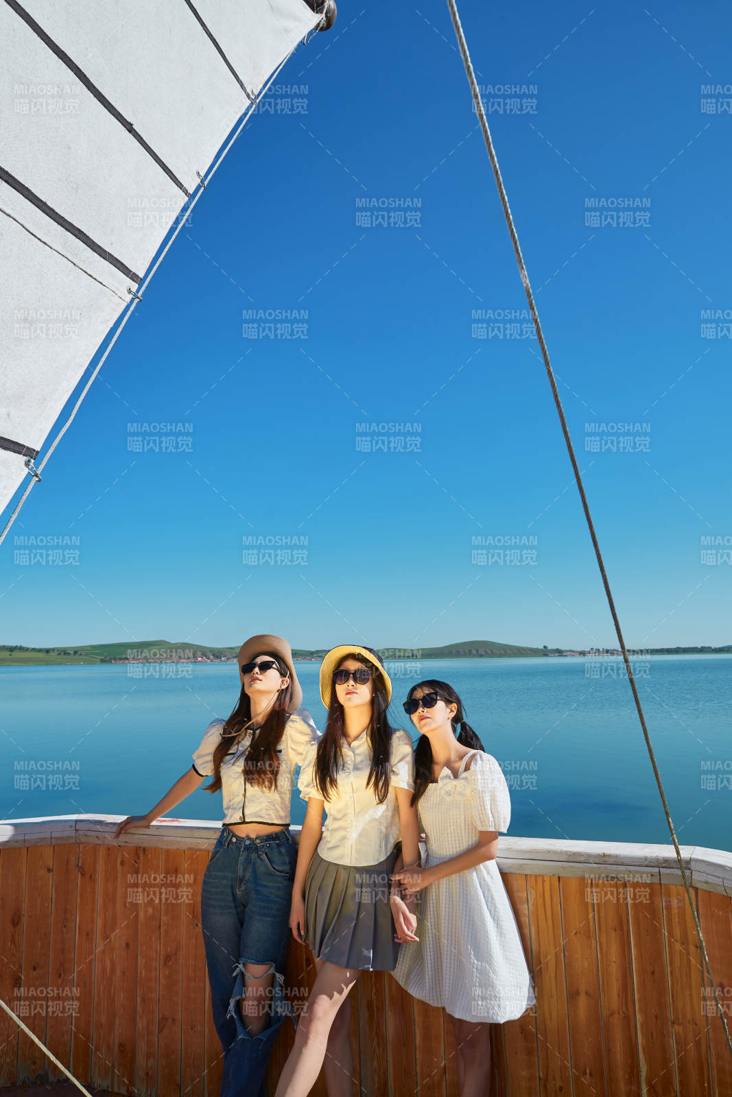 在湖畔木制帆船上的亚洲美女闺蜜图片
