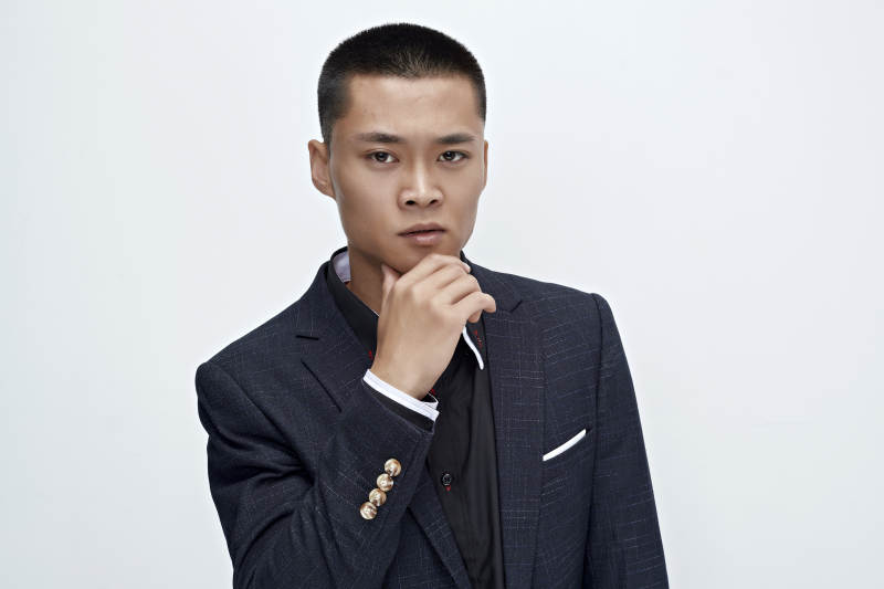 白色背景下的商务男士形象图片