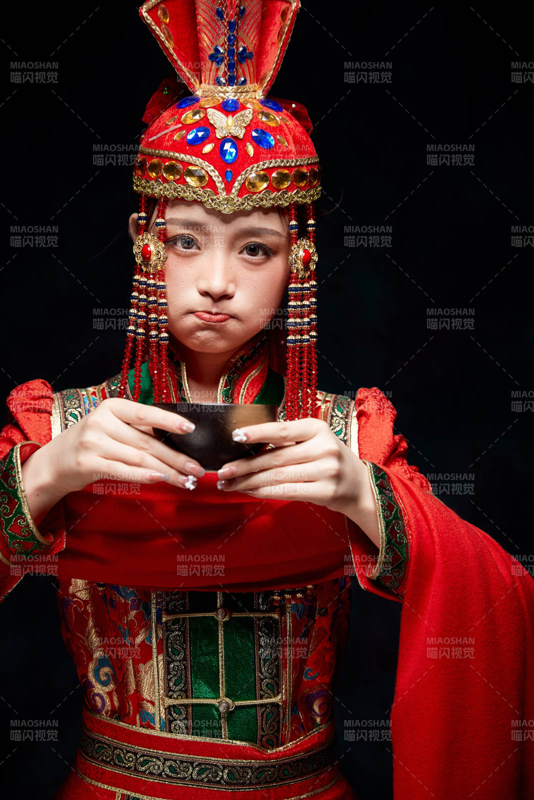 穿着蒙古族服饰的亚洲青年女性图片