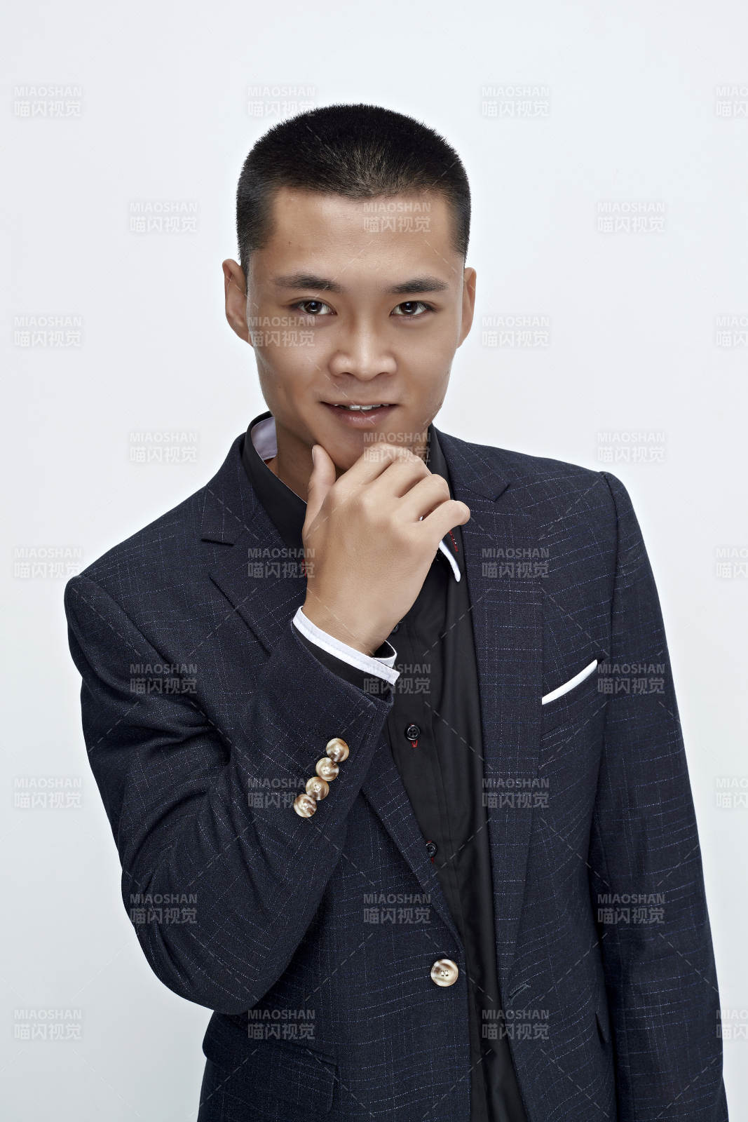 白色背景下的商务男士形象图片