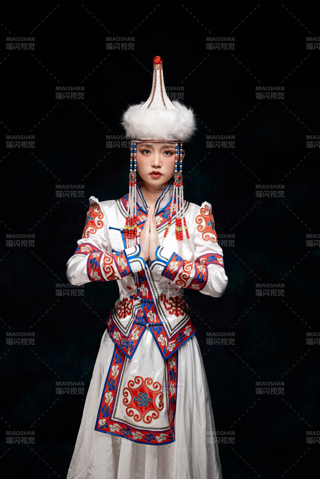 穿着蒙古族服饰的亚洲青年女性图片