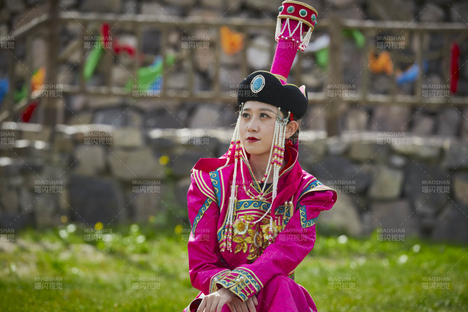 草原上敖包前身穿豪华蒙古族服饰的蒙族少女图片