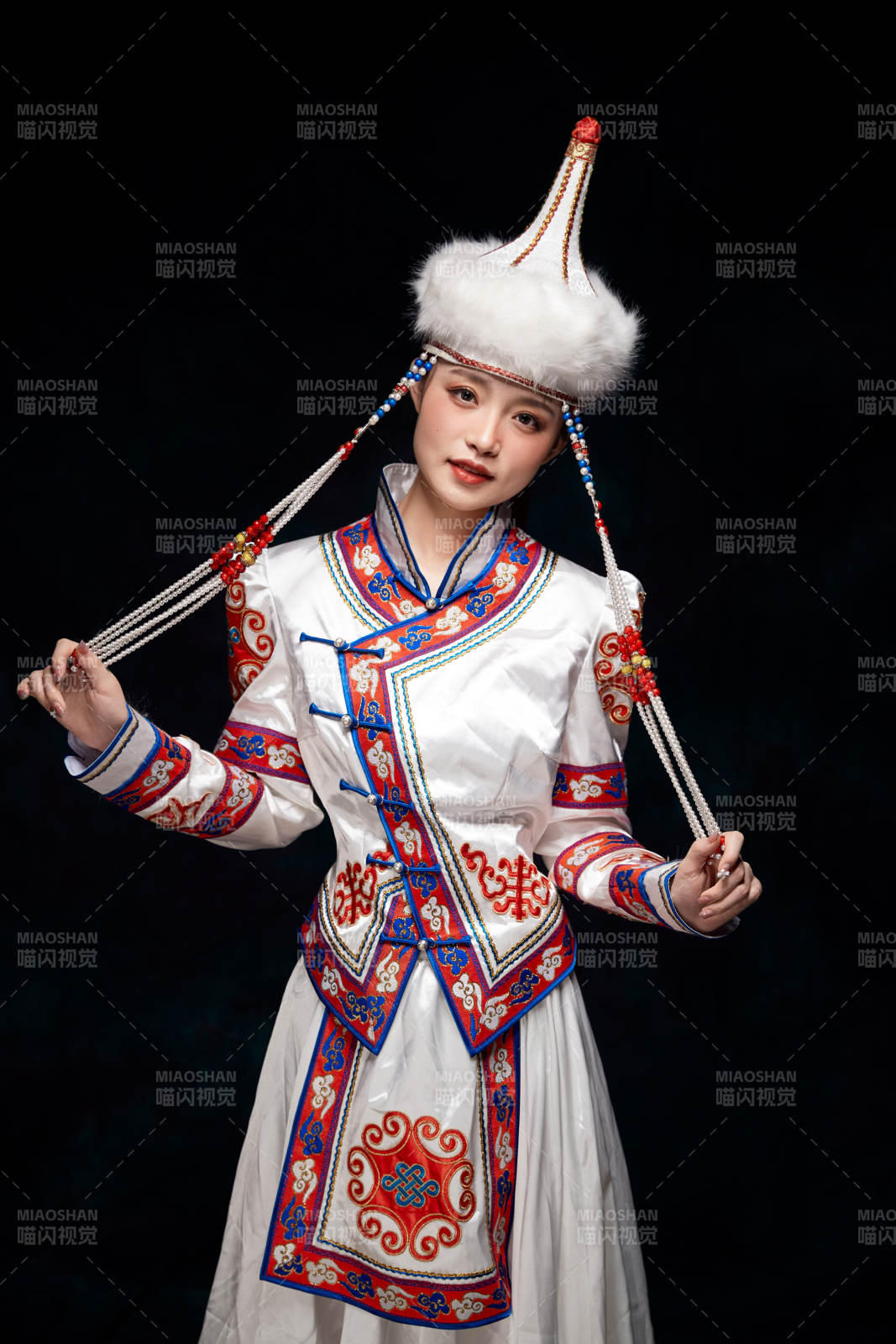 穿着蒙古族服饰的亚洲青年女性图片