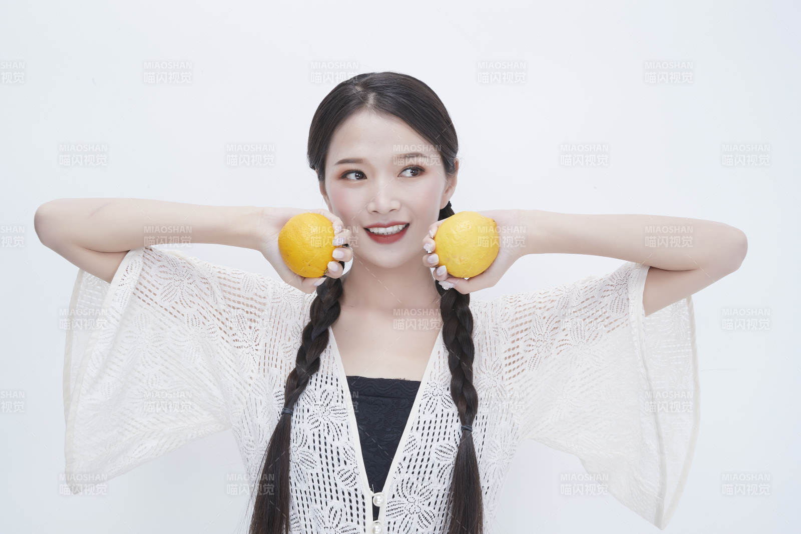 手拿柠檬身穿镂空连衣裙的亚洲可爱少女人像图片