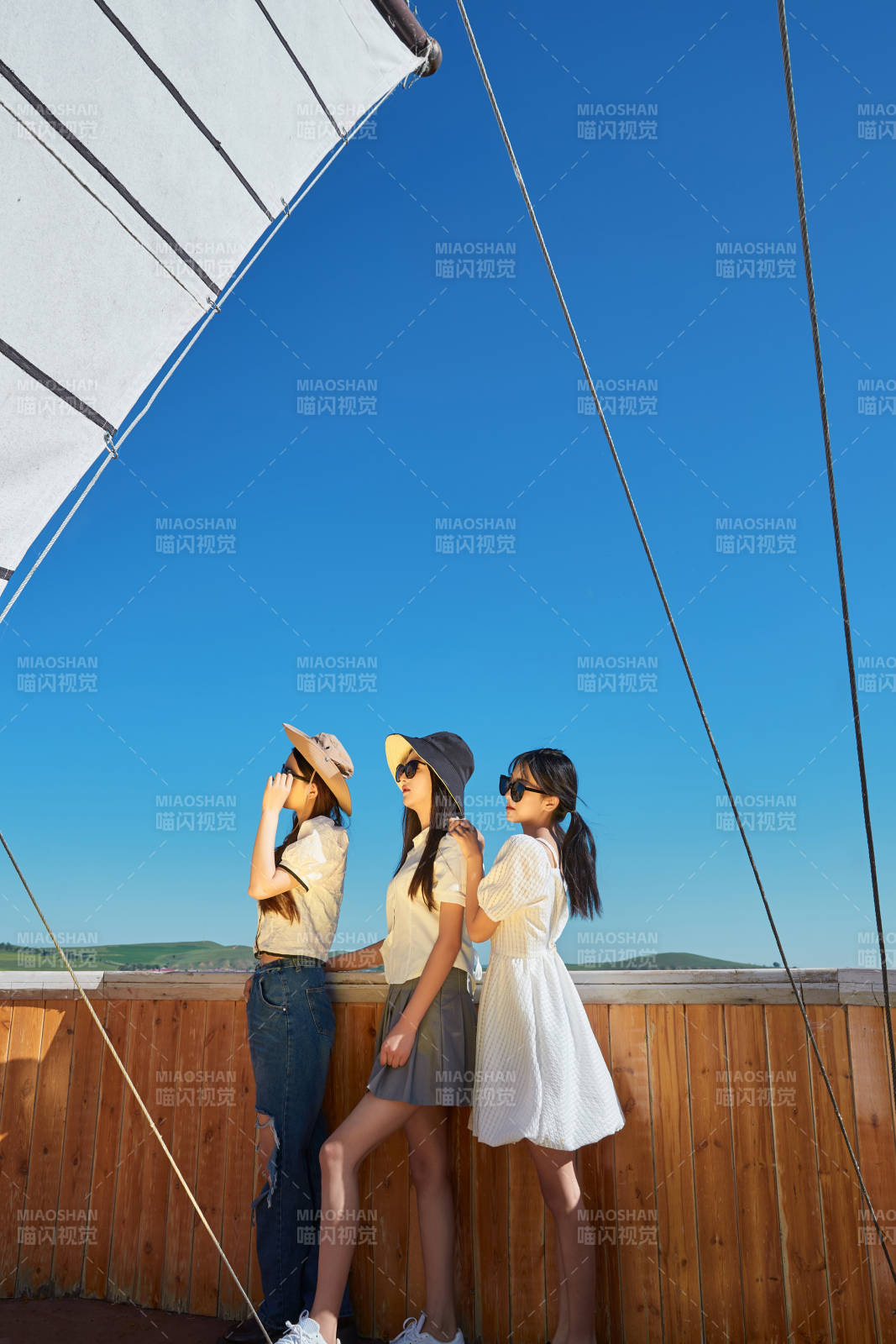 在湖畔木制帆船上的亚洲美女闺蜜图片