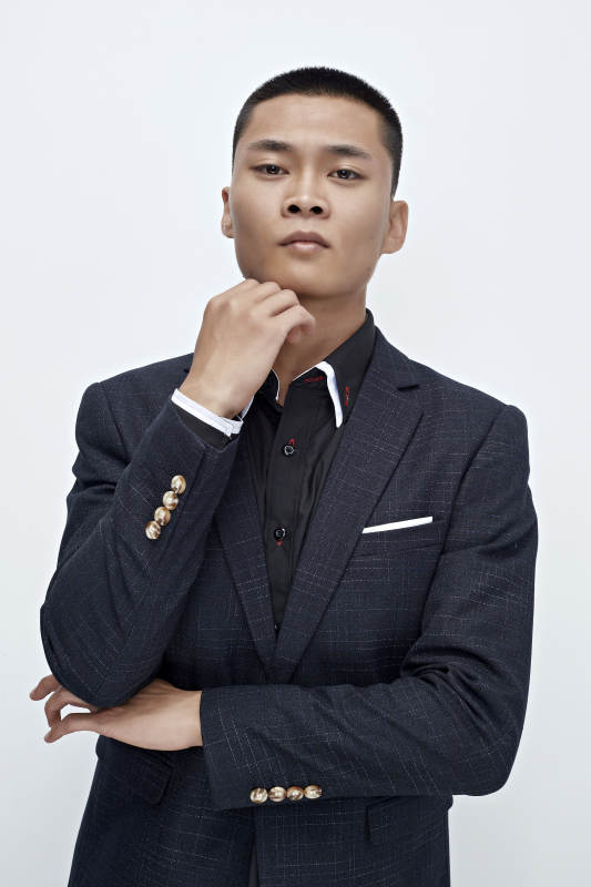 白色背景下的商务男士形象图片