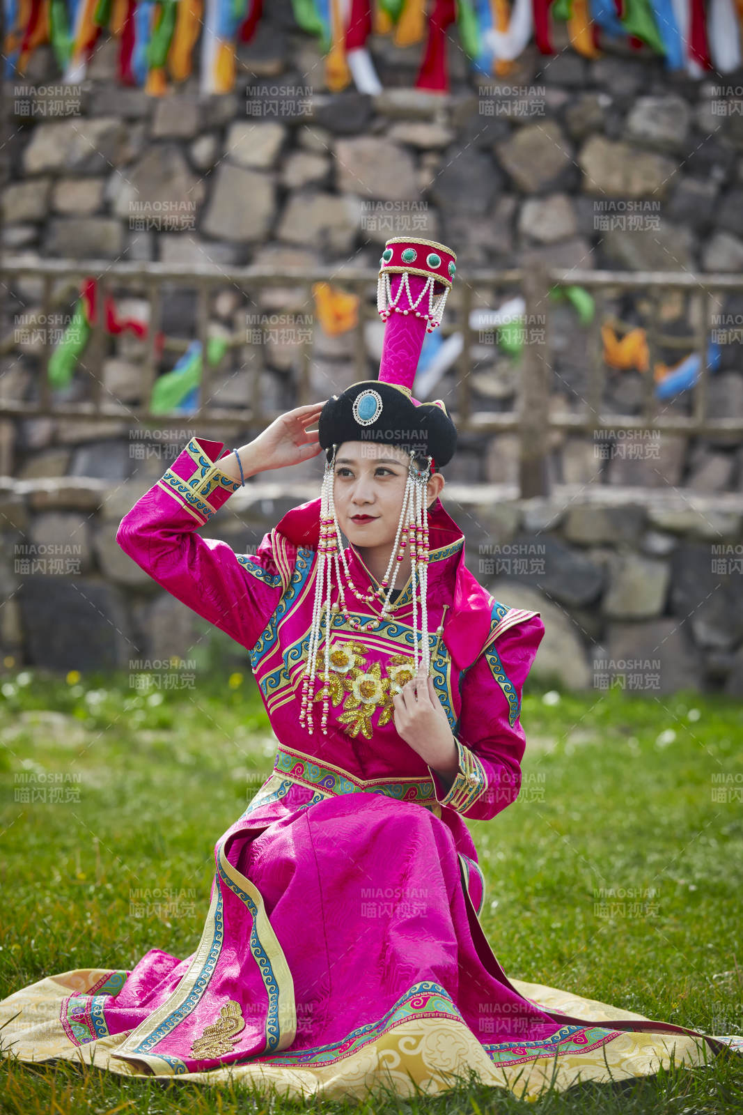 草原上敖包前身穿豪华蒙古族服饰的蒙族少女图片