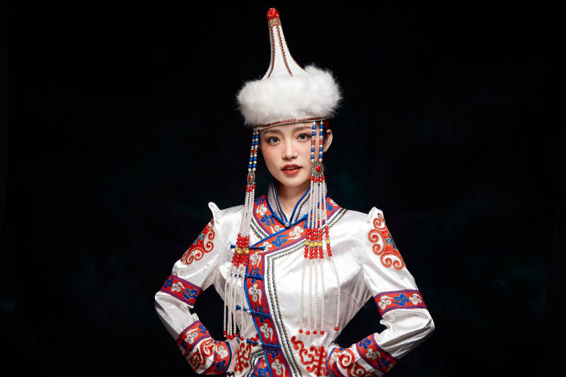 穿着蒙古族服饰的亚洲青年女性图片