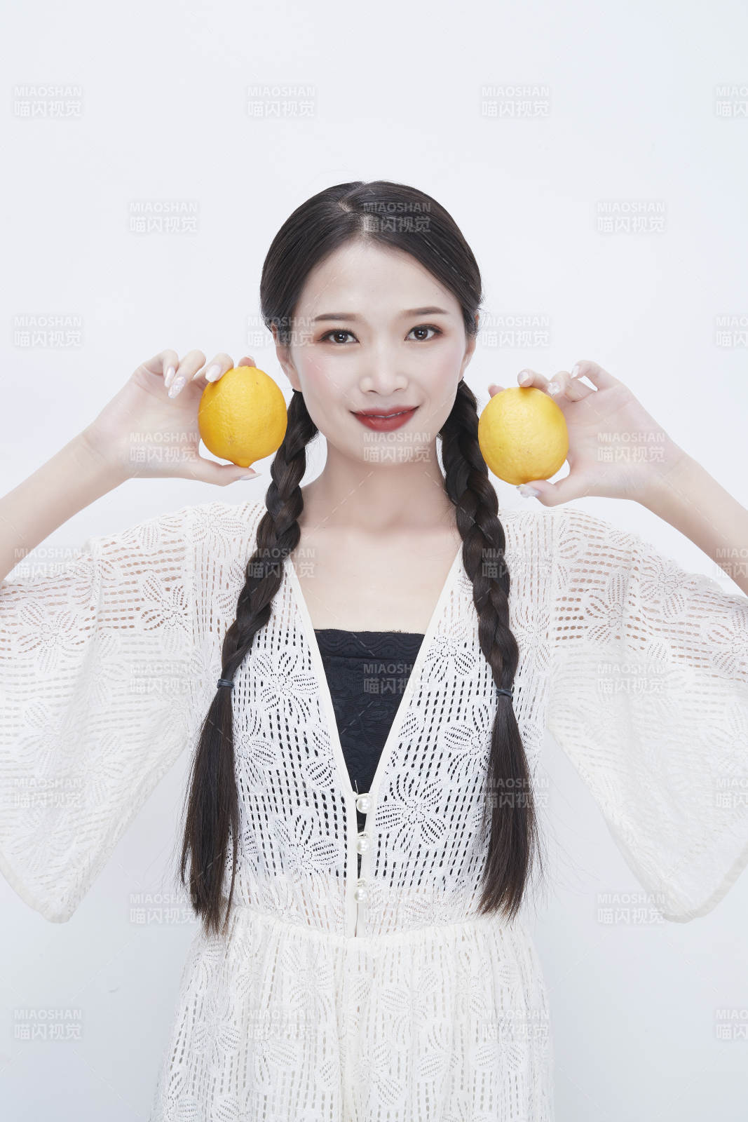 手拿柠檬身穿镂空连衣裙的亚洲可爱少女人像图片