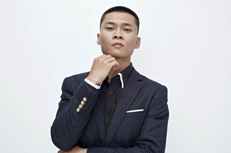 白色背景下的商务男士形象图片