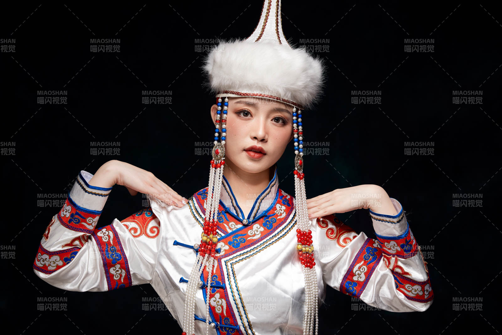 穿着蒙古族服饰的亚洲青年女性图片