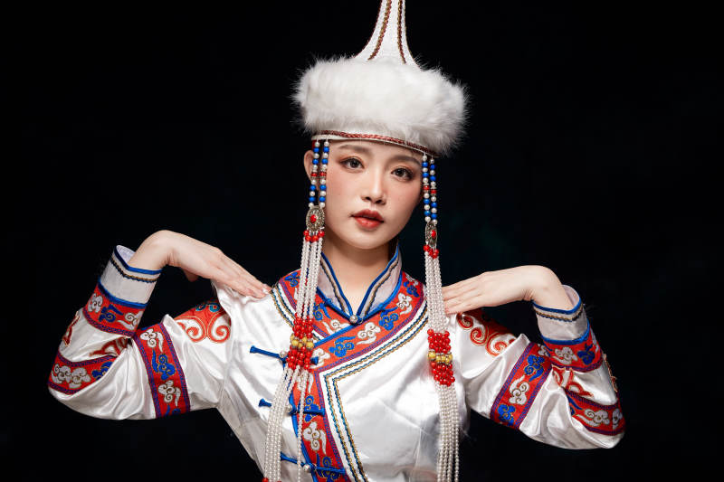 穿着蒙古族服饰的亚洲青年女性图片