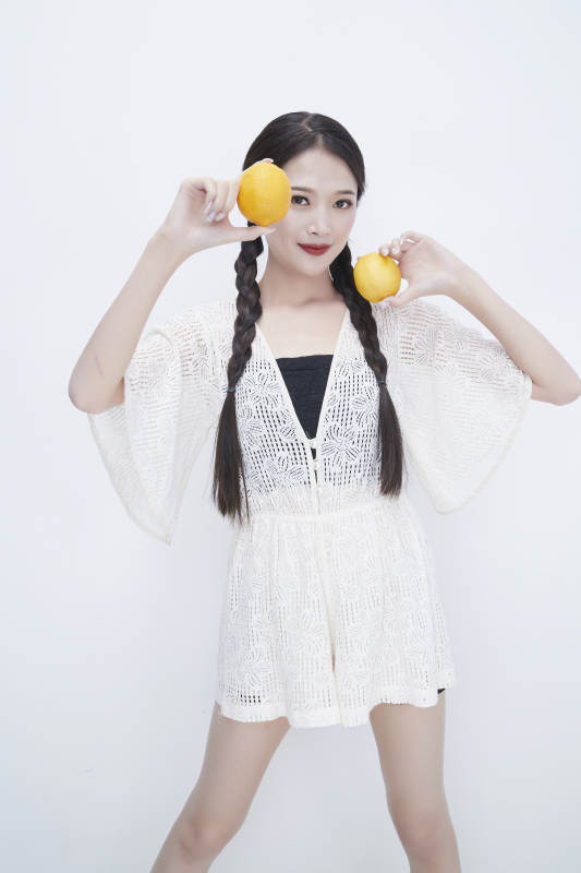 手拿柠檬身穿镂空连衣裙的亚洲可爱少女人像图片